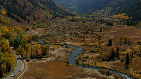 Rugiente-Tenedor-Valle-Del-Río-Estrella-Del-Norte-Reserva-Natural-Independencia-Pase-Diablos-Ponchera-Colorado-Verano-Otoño-Aéreo-Zumbido-Cinematográfico-álamo-Temblón-Masa-De-Nieve-Ashcroft-Cielo-Azul-Al-Revés-Hacia-Arriba-Pan-Lentamente