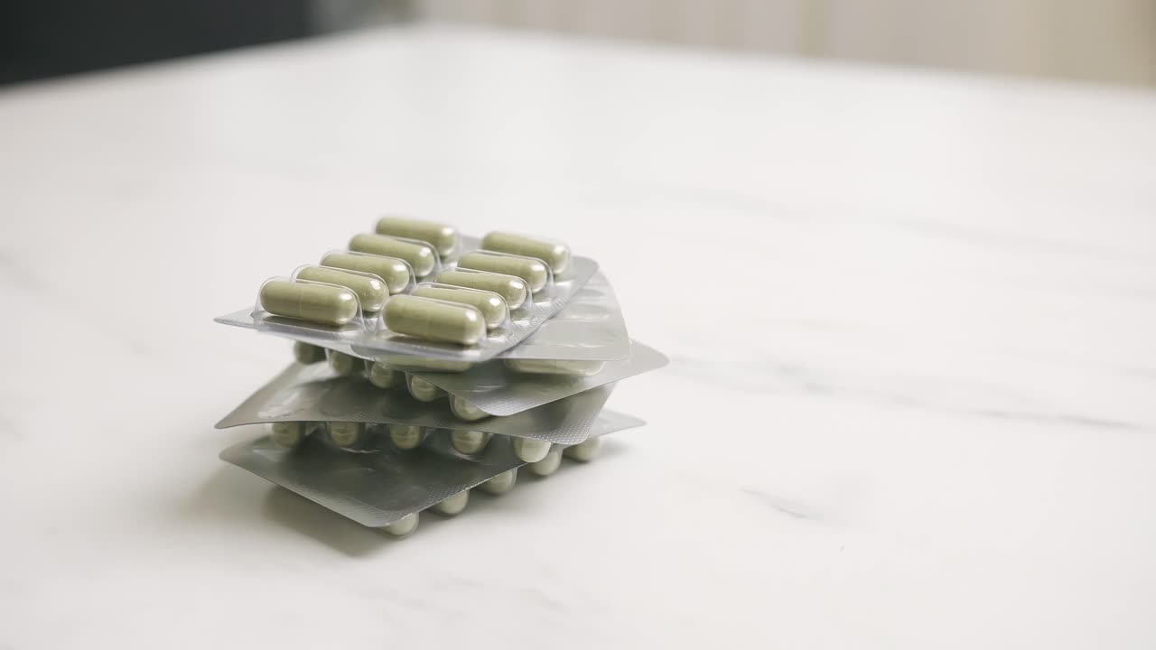 Capsula di Andrographis paniculata, medicina erboristica thailandese, sul tavolo.