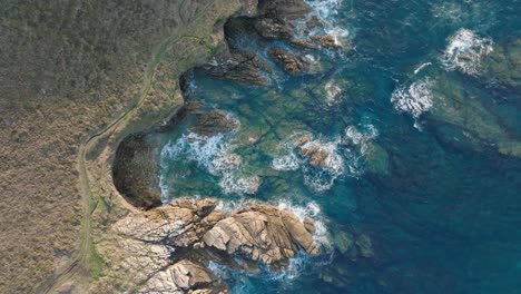 Vuelo-Sobre-El-Accidentado-Paisaje-De-La-Península-Del-Cabo-De-San-Adrián-En-España---Disparo-De-Drones