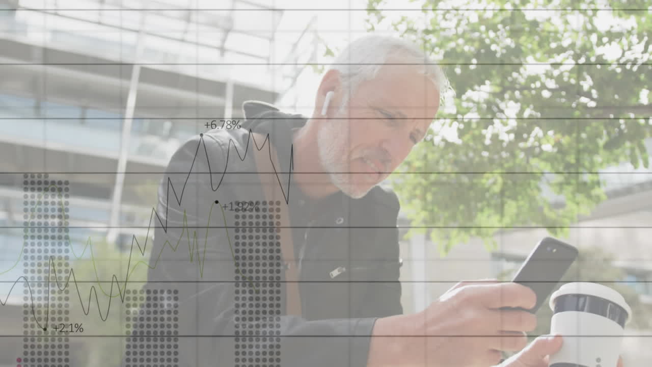 변화하는 숫자를 가진 그래프의 애니메이션, 커피를 마시고  ⁇ 드폰을 사용하는 고위 백인 남성