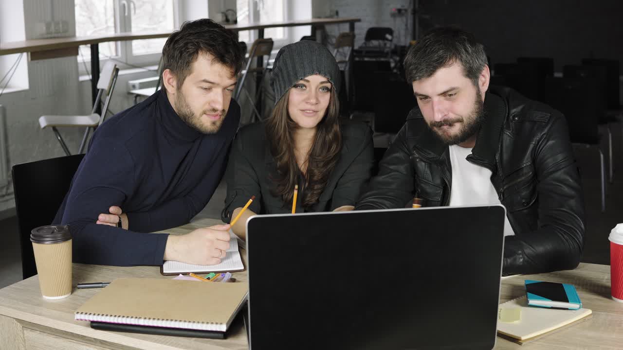 equipo de jóvenes profesionales teniendo una conferencia telefónica en una oficina creativa. discusión de negocios. tazas de café en la mesa. filmado en 4k