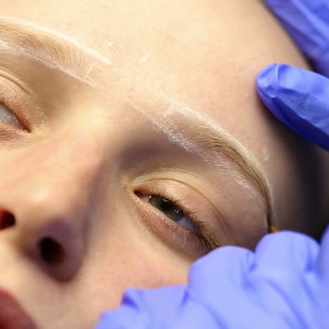 tatuaje permanente de las cejas
