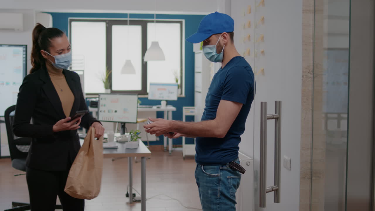 mujer de negocios con máscara facial contra el coronavirus pagando el pedido de comida para llevar con teléfono sin contacto