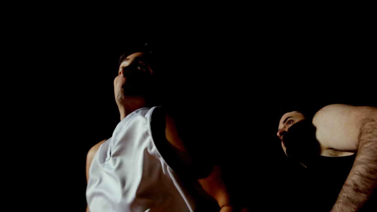 경기장에서 농구를 하는 경쟁자 들 4k