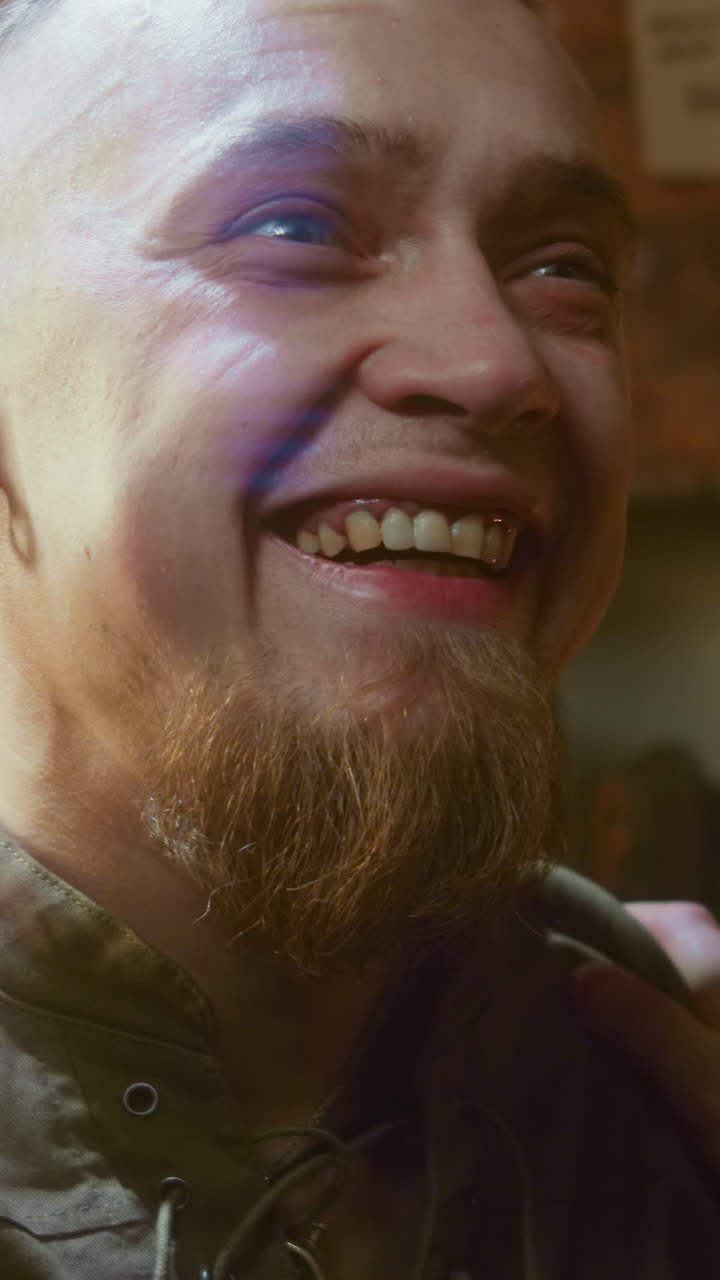 feliz coqueteo alcohólico y amigo sostiene compañero en la taberna de cerca. compañero borracho sonríe alegremente al ver a una dama bonita en una casa de huéspedes medieval. romance de fantasía