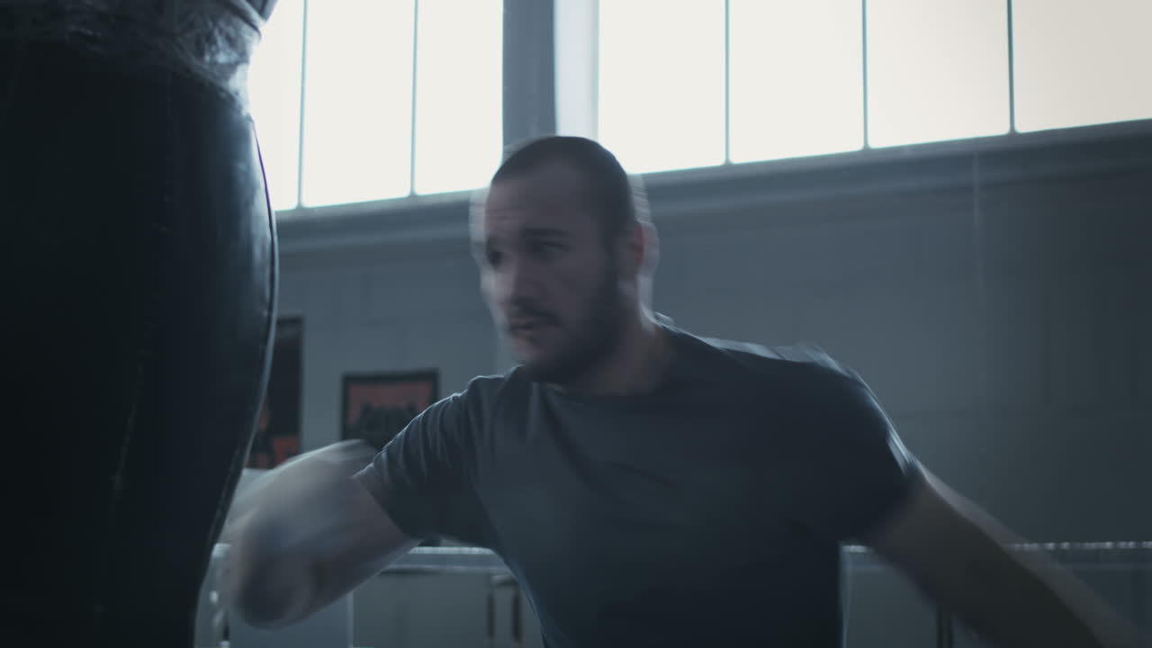 체육관 에서 권투 를 연습 하는 남자