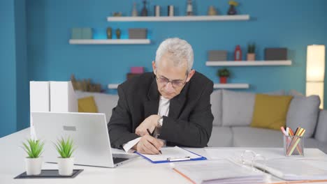 Hombre-Trabajador-De-Oficina-En-Casa-Haciendo-Investigación.