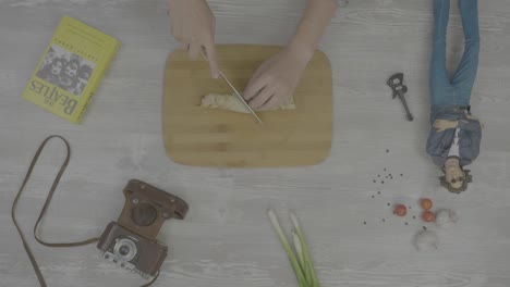 cocinando crepes con accesorios con temas de los beatles