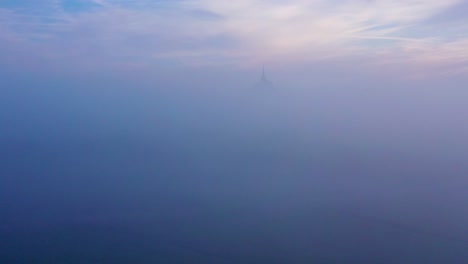 Moody-Increíble-Antena-De-Mont-Saint-Michel-Francia-Saliendo-De-La-Niebla-Y-La-Niebla-En-Las-Primeras-Horas-De-La-Mañana-1