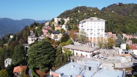 municipio brunate en italia, vista aérea de drones