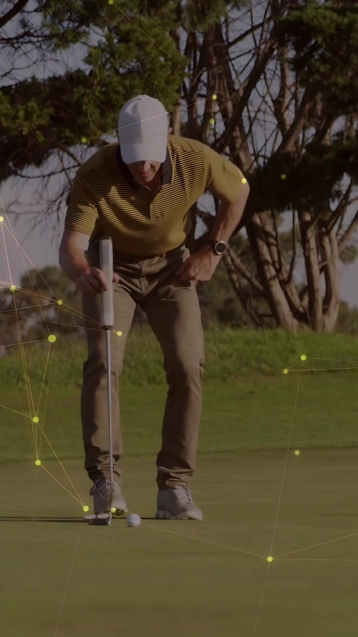 Video verticale: Golfista si avvicina alla palla, prende la mira con il putter e allinea il colpo con una sovrapposizione gialla.