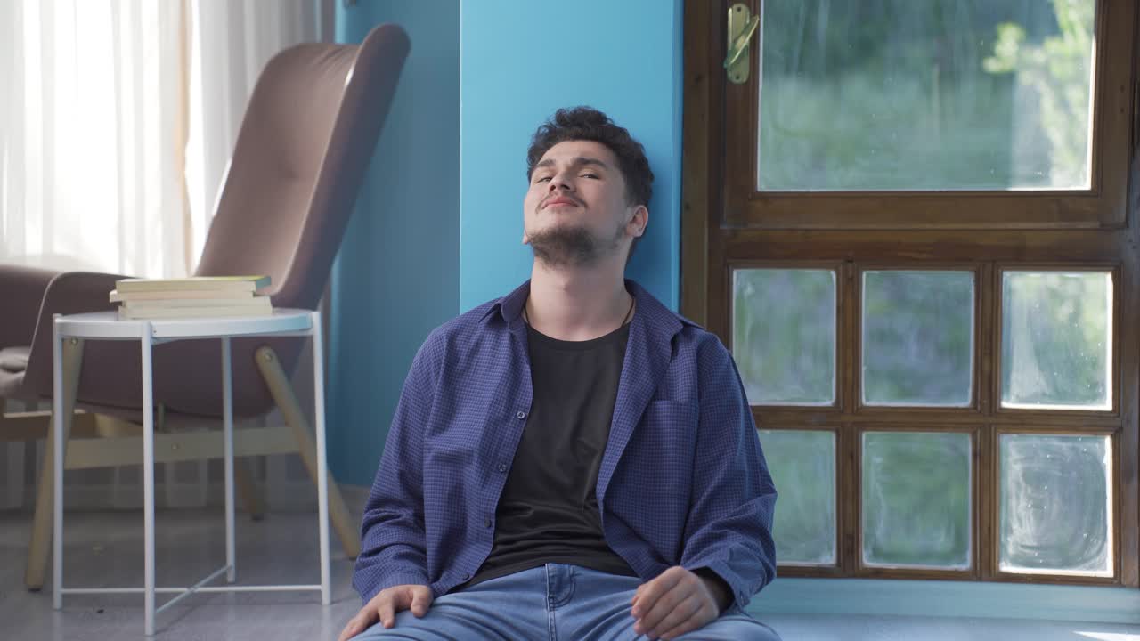 un hombre orando a dios.