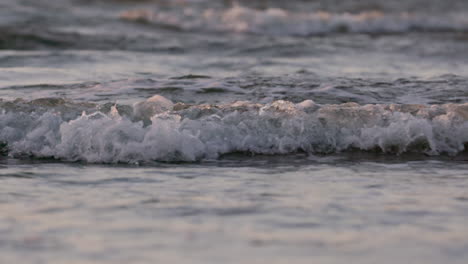 Meereswellen,-Die-Während-Des-Sonnenuntergangs-Am-Strand-Rauschen