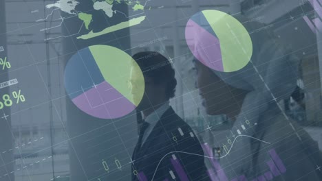 animación del procesamiento de datos sobre diversas personas de negocios caminando en la oficina