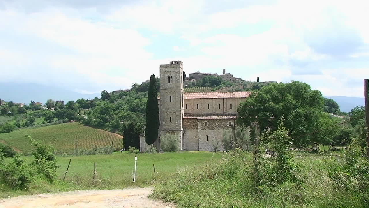 un antiguo monasterio en la campiña toscana italia 1
