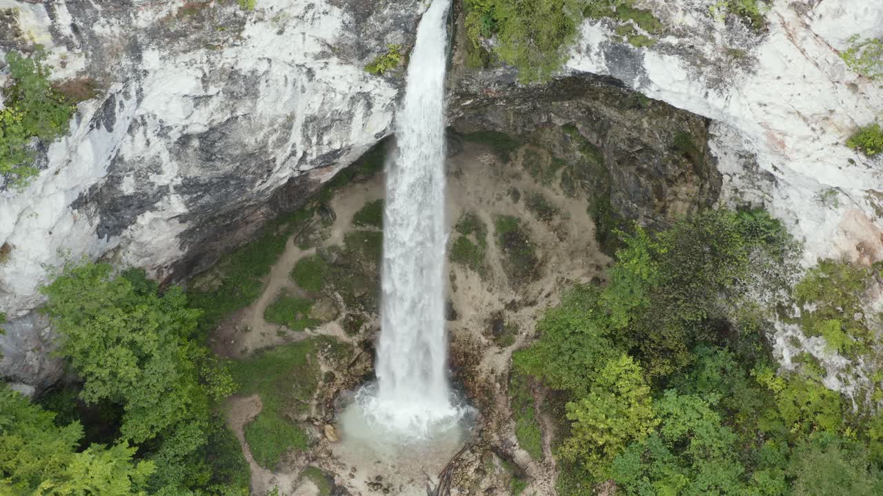 vista completa de la cascada wildenstein en los alpes austriacos del sur con base rocosa erosionada, toma aérea flotante