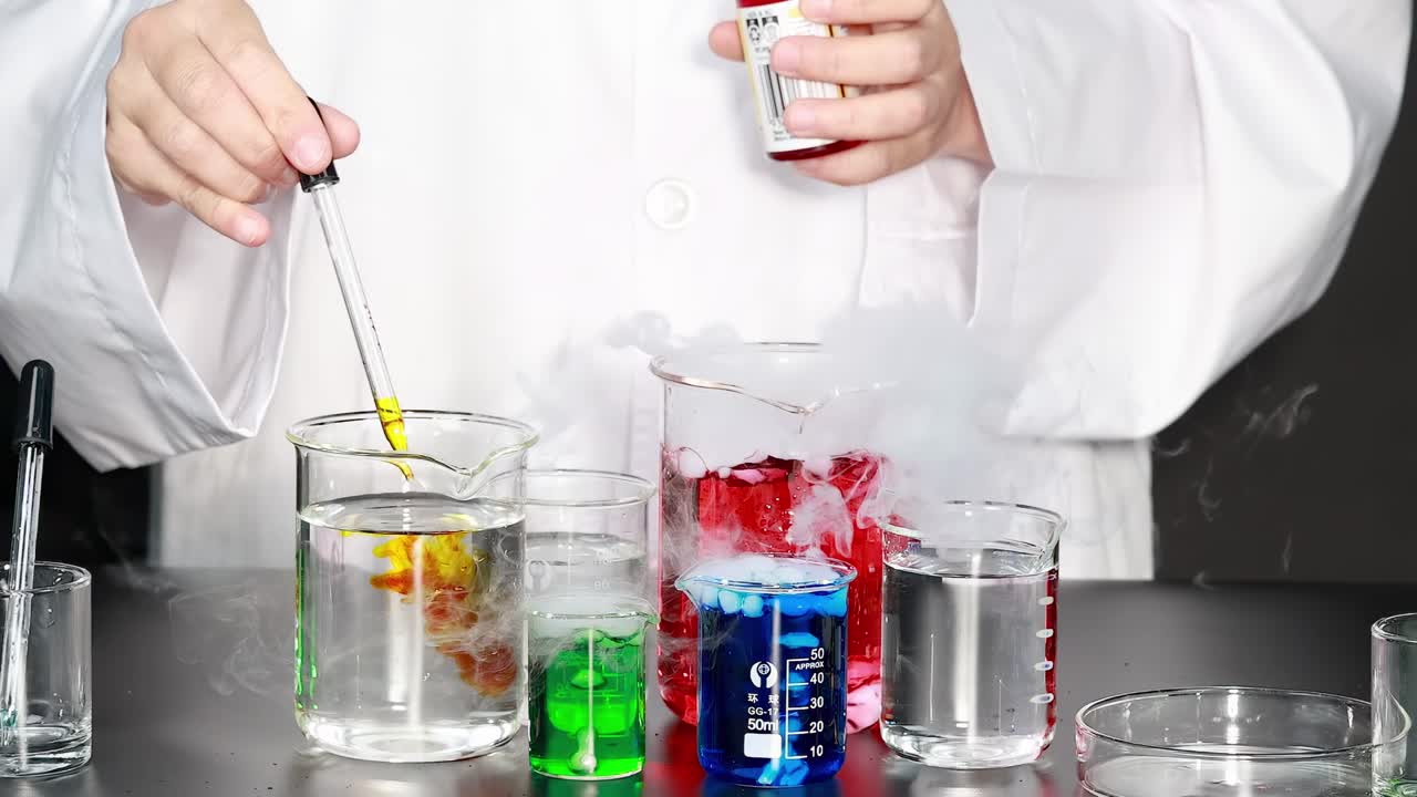 científico realizando reacciones químicas coloridas en el laboratorio