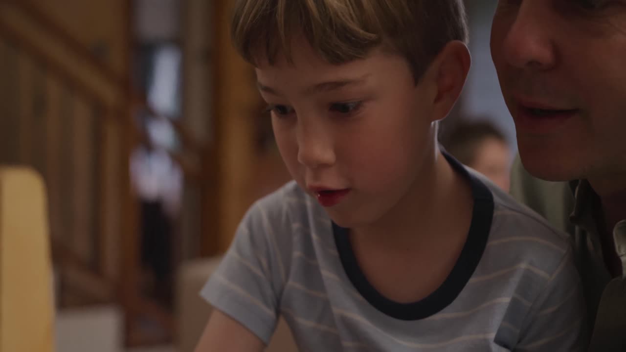 저녁 에 집 에서 가족 과 함께 시간 을 보내는 것