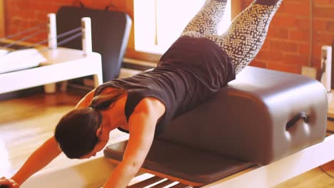 mujer haciendo ejercicio en equipos de gimnasio