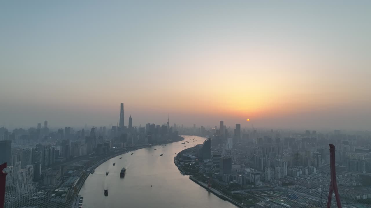vista aérea de drones de la puesta de sol en el río huangpu en el centro de shanghai, china