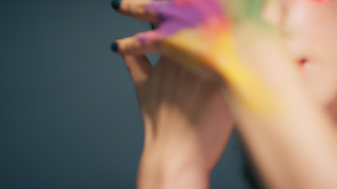 retrato de rostro pintado de colores