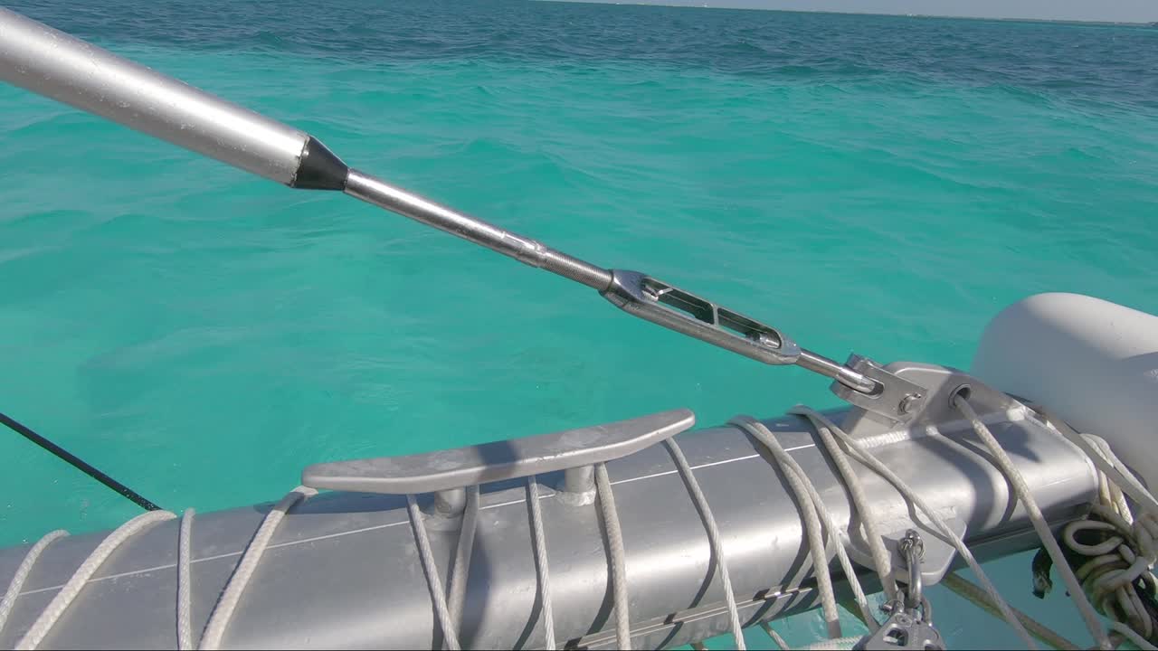 아름다운 녹색 물 위로 범선을 타고 빠르게 이동