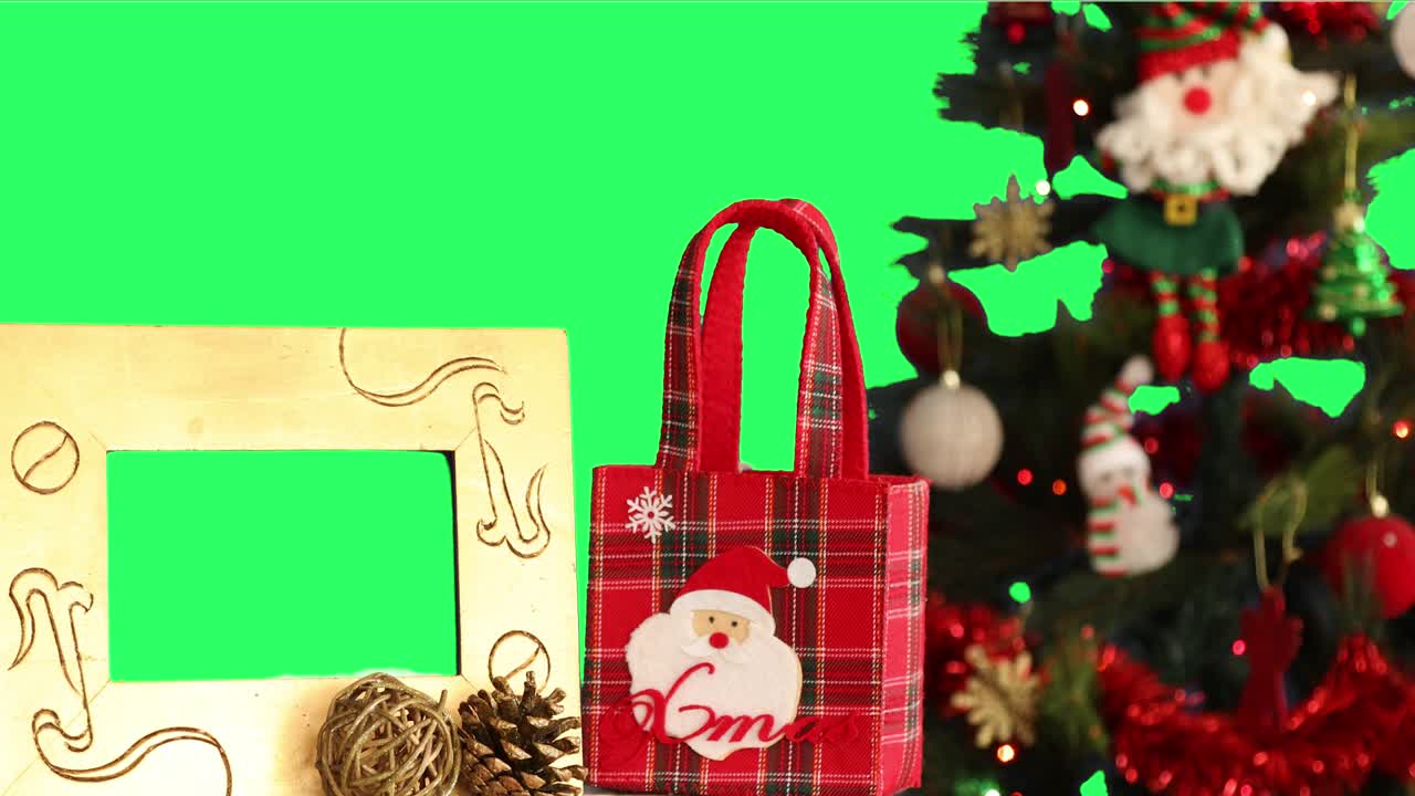 크리스마스 트리 앞 에 있는 빈 사진 프레임