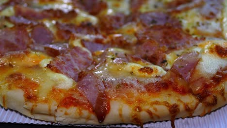 pizza de salchichas y queso con jamón