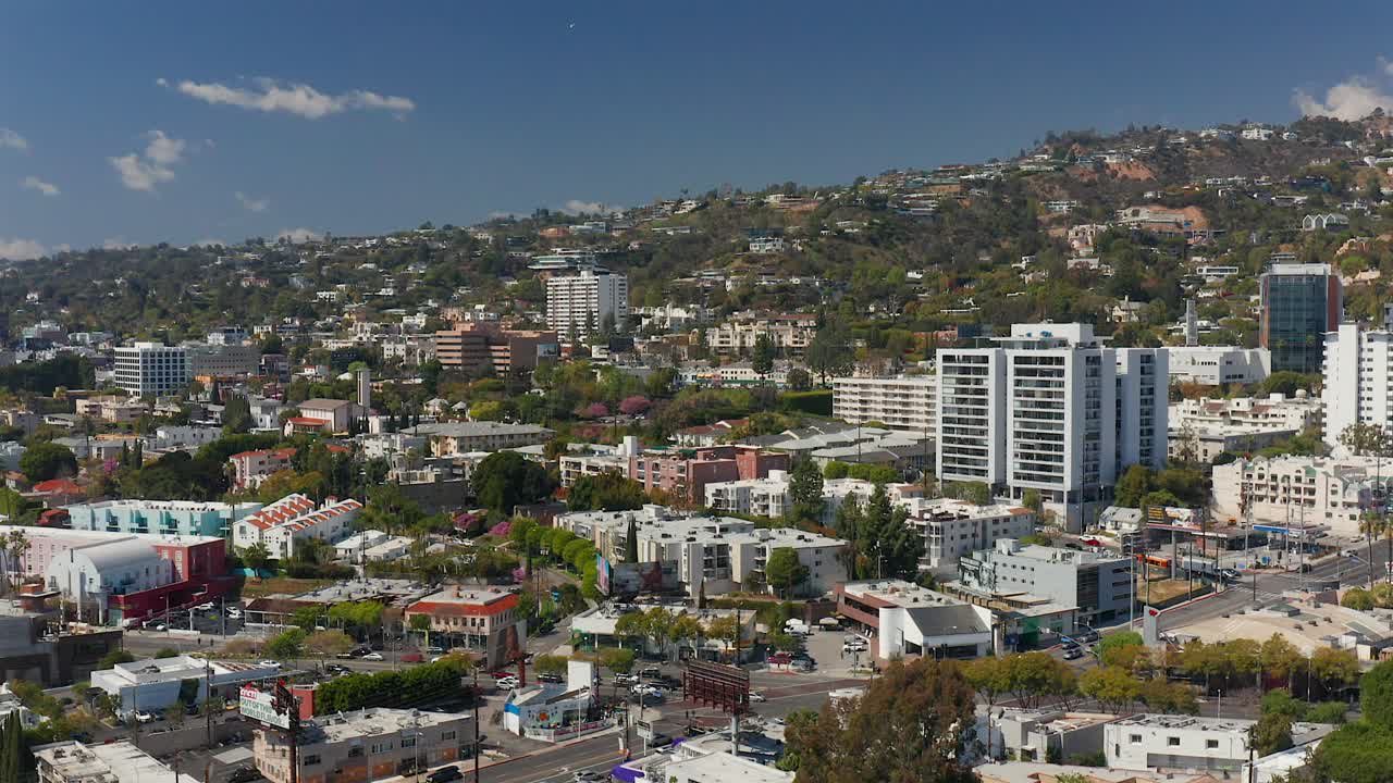 캘리포니아주 로스앤젤레스에 있는 할리우드 언덕의 상승 조감도