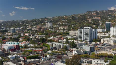 vista aérea ascendente de las colinas de hollywood en los ángeles, california