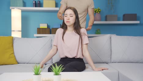 말로 학대당하고 폭력을 당한 아시아 여성입니다.
