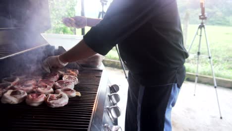 Grillman-Poniendo-La-Carne-En-La-Parrilla