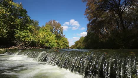 Cámara-Al-Nivel-Del-Agua-Justo-Por-Encima-De-Las-Burbujas-Y-La-Espuma