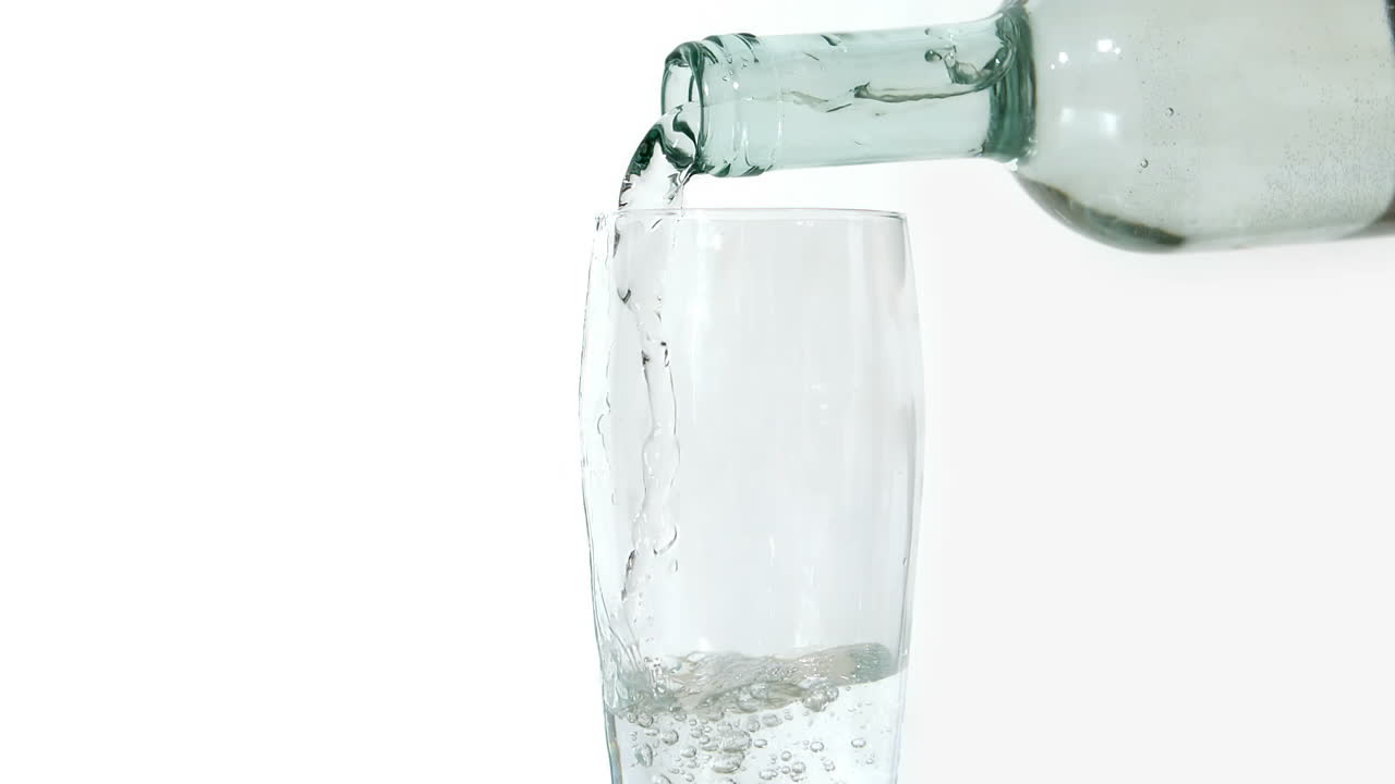 agua que se vierte en un vaso