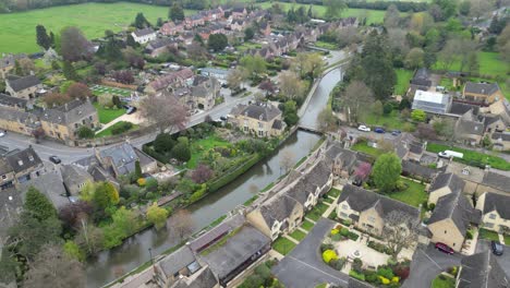 Bourton-On-The-Water-Cotswold-Pueblo-Inglés-Vista-Aérea-De-Drones-De-ángulo-Alto