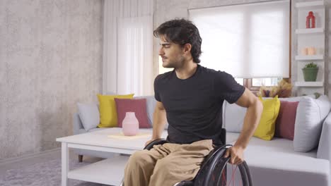 un joven discapacitado resentido se sienta en una silla de ruedas.