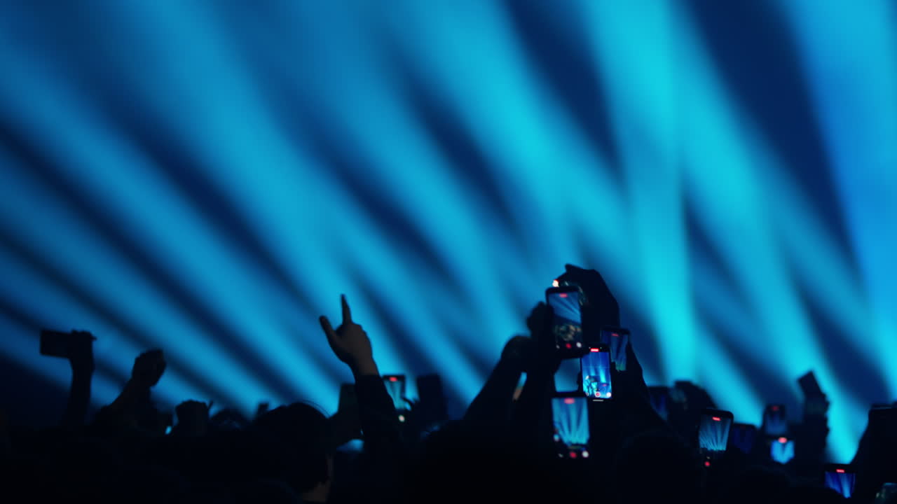 Fans filmer koncert med deres telefoner