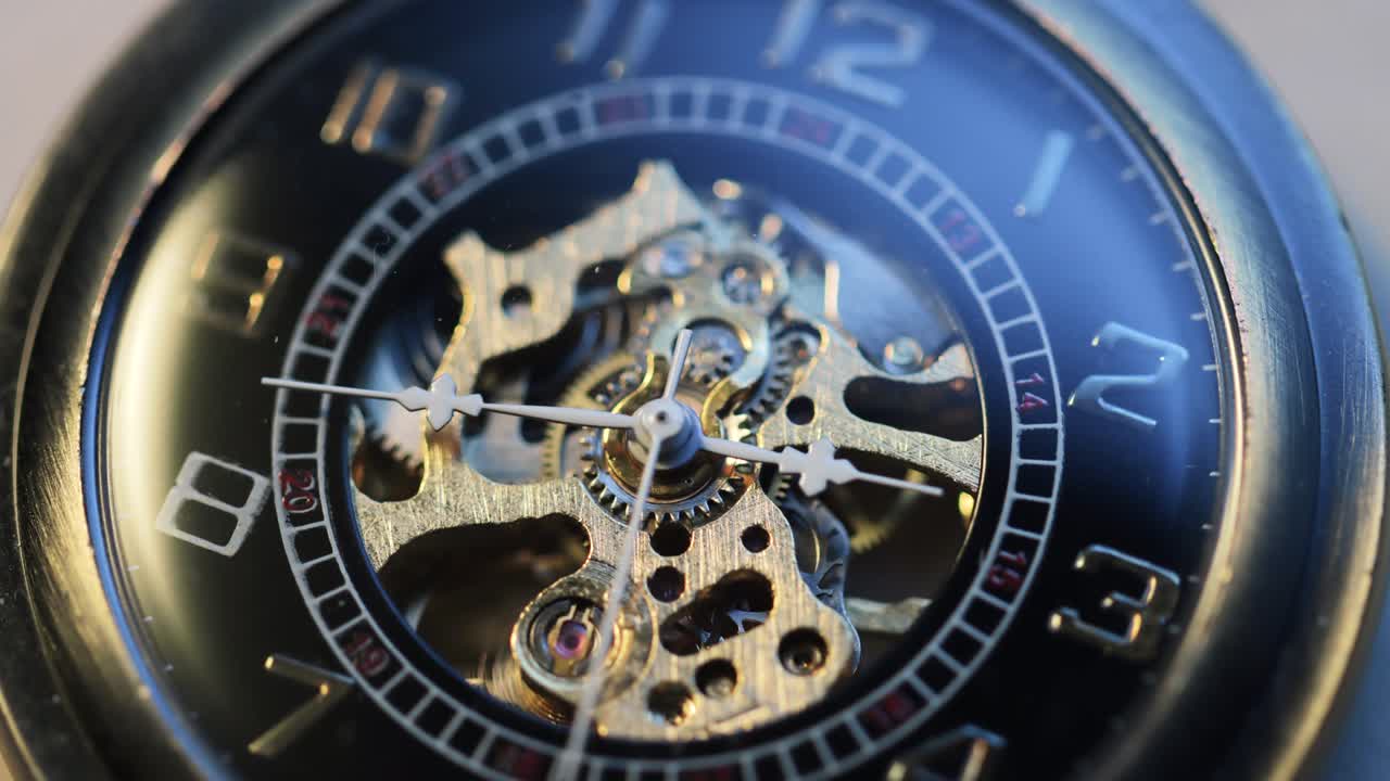 una foto de un reloj de bolsillo