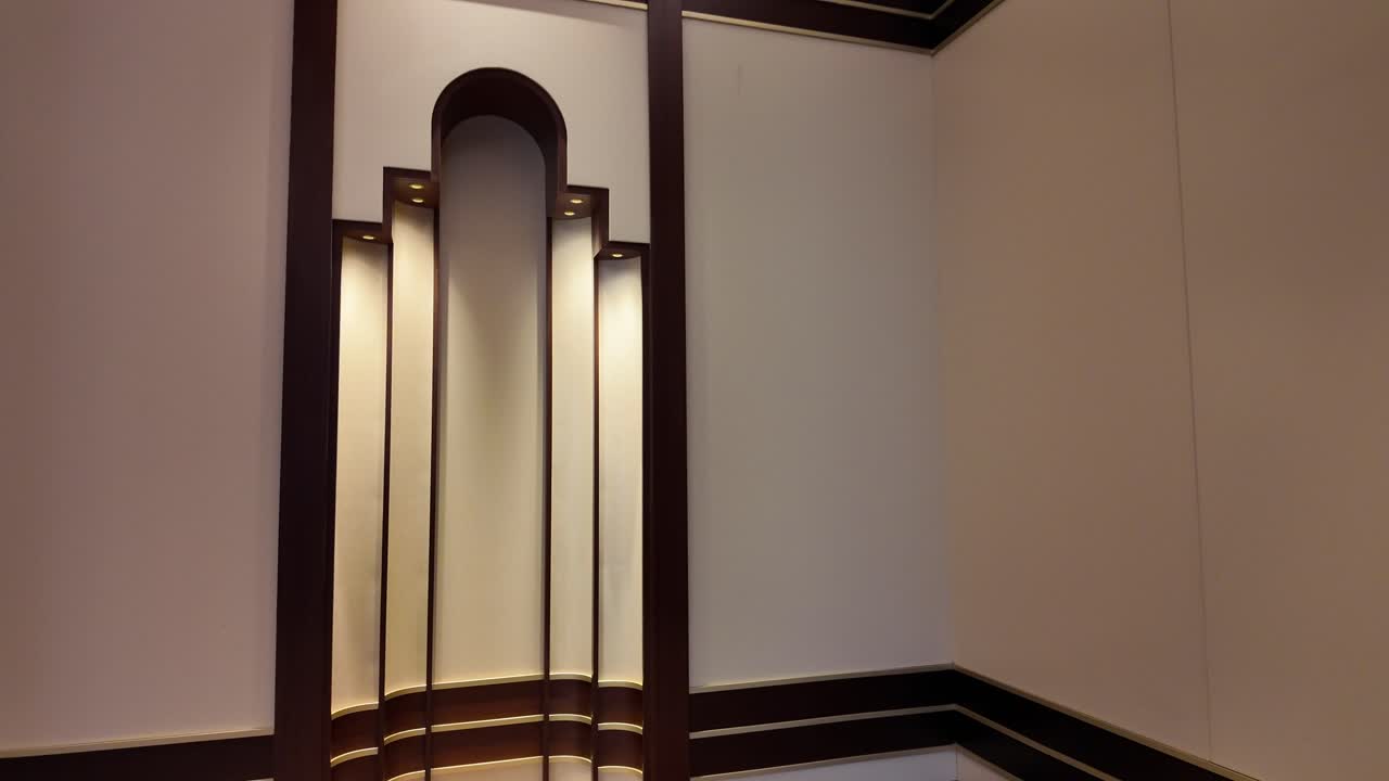 habitación vacía elegante con arco decorativo