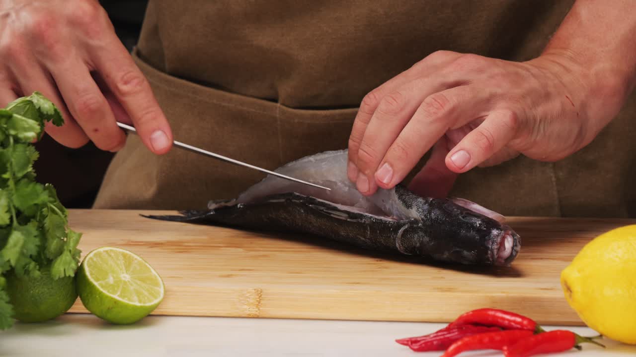 chef preparando un pescado