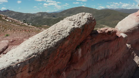 aéreo - puente del diablo y montañas, argentina, amplia revelación ascendente