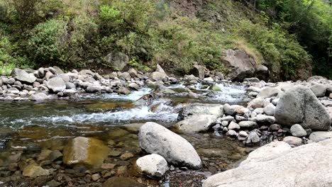 el río sagrado wailuku de hawai fluye a través del valle de iao en maui
