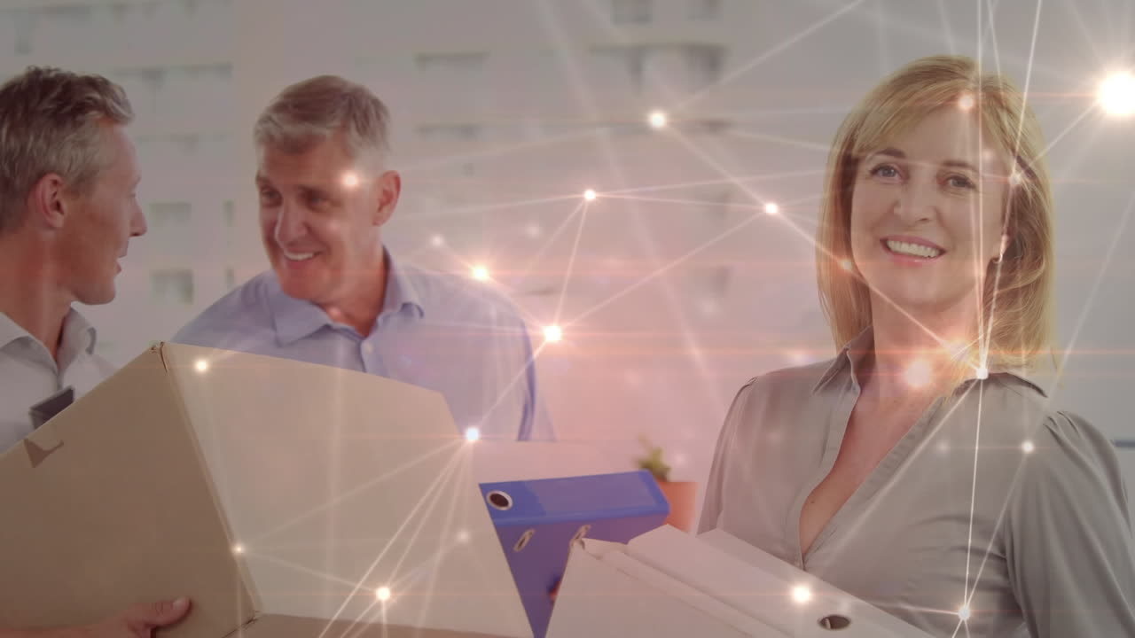 사무실에서 웃는 파일 문서를 들고 있는 사업가에 대한 연결망의 반이는