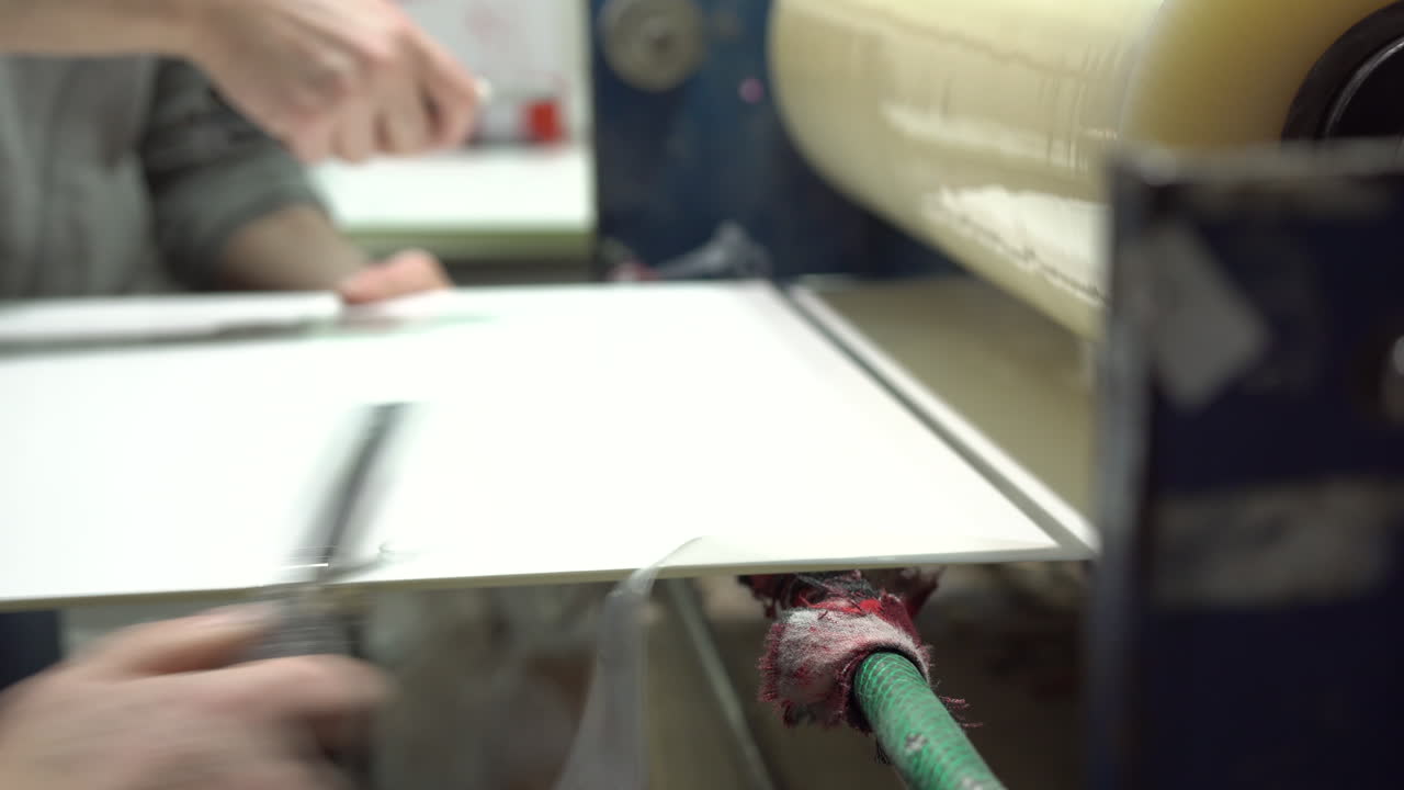 기계에서 나오는 foliated glass