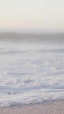 cielo azul y mar con olas en una playa soleada vacía