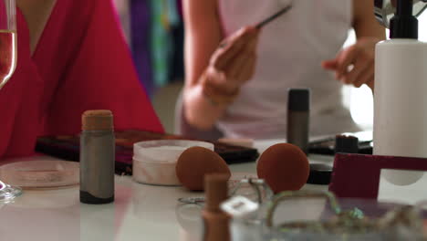 mesa de cocina con accesorios y elementos de maquillaje