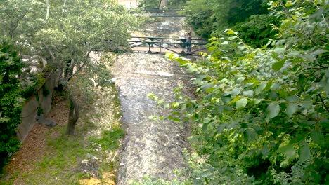 Un-Pequeño-Río-Entre-árboles-En-Las-Aguas-Termales-De-Pozar-Aridea-Grecia