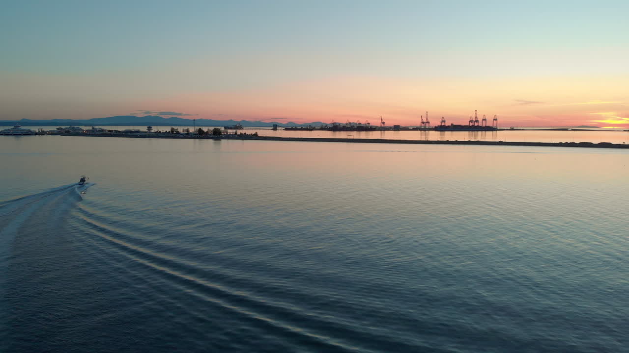 석양으로 변하는 보트의 조감도