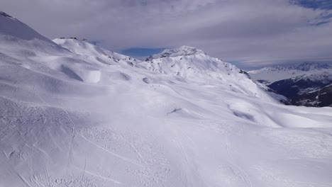 Vista-De-Drones-De-Los-Alpes,-Hermosa-Cordillera,-Estación-De-Esquí---Tiro-De-Camión---Tiro-En-Tignes-Y-Val-D&#39;isere