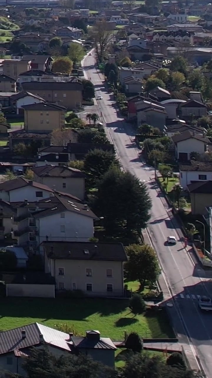 Panoramica aerea suggestiva di un tranquillo villaggio italiano nella regione delle Alpi